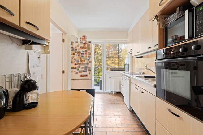 This move-in-ready three-bedroom apartment is centrally located on the village square of Strombeek-Bever, with numerous amenities in the immediate vicinity and within walking distance. Brussels is very quickly and easily accessible. It features a beautifu