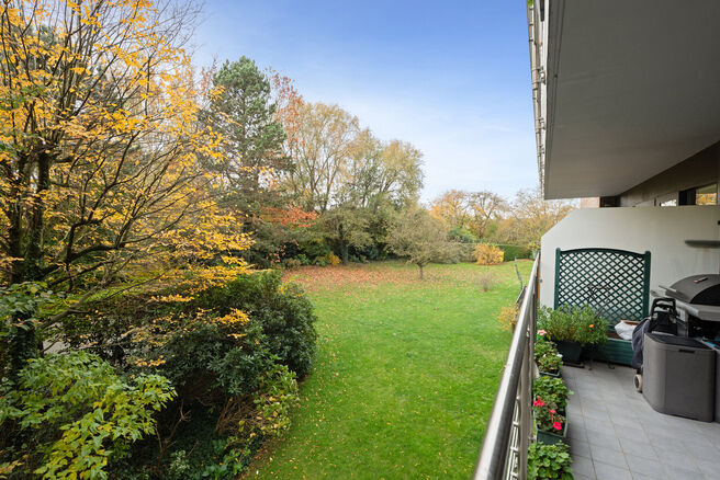 This move-in-ready three-bedroom apartment is centrally located on the village square of Strombeek-Bever, with numerous amenities in the immediate vicinity and within walking distance. Brussels is very quickly and easily accessible. It features a beautifu