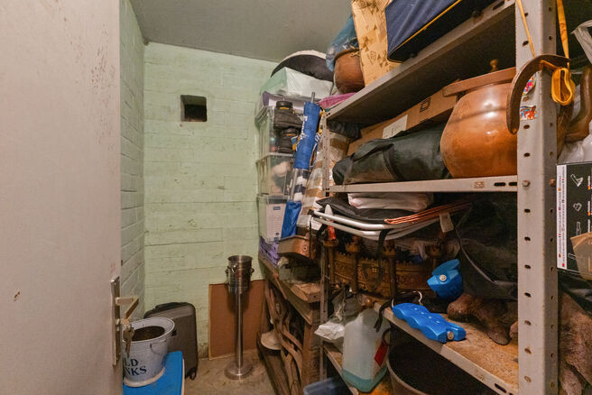 This move-in-ready three-bedroom apartment is centrally located on the village square of Strombeek-Bever, with numerous amenities in the immediate vicinity and within walking distance. Brussels is very quickly and easily accessible. It features a beautifu