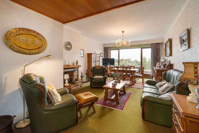 This bright and practically arranged 2-bedroom apartment is located on the 8th floor of a well-maintained building.
Thanks to its elevated position, it enjoys an open view and plenty of natural light throughout the day.

The apartment offers two terraces,