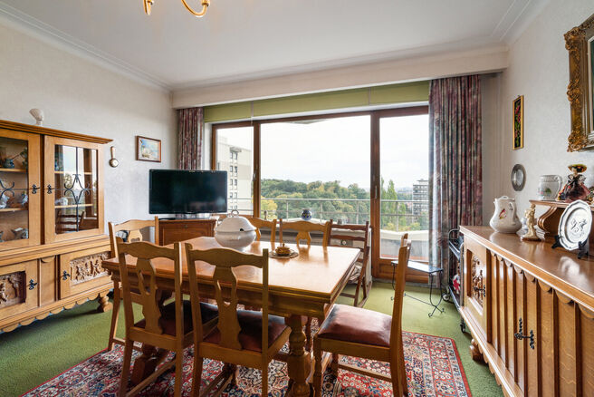 This bright and practically arranged 2-bedroom apartment is located on the 8th floor of a well-maintained building.
Thanks to its elevated position, it enjoys an open view and plenty of natural light throughout the day.

The apartment offers two terraces,