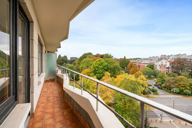 This bright and practically arranged 2-bedroom apartment is located on the 8th floor of a well-maintained building.
Thanks to its elevated position, it enjoys an open view and plenty of natural light throughout the day.

The apartment offers two terraces,