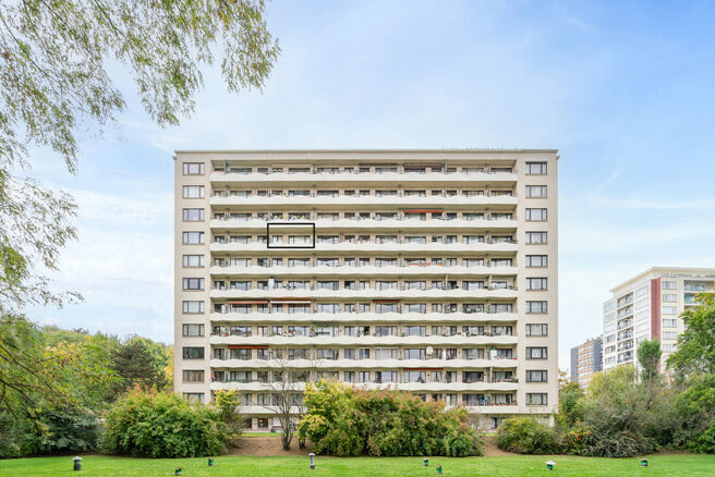 This bright and practically arranged 2-bedroom apartment is located on the 8th floor of a well-maintained building.
Thanks to its elevated position, it enjoys an open view and plenty of natural light throughout the day.

The apartment offers two terraces,