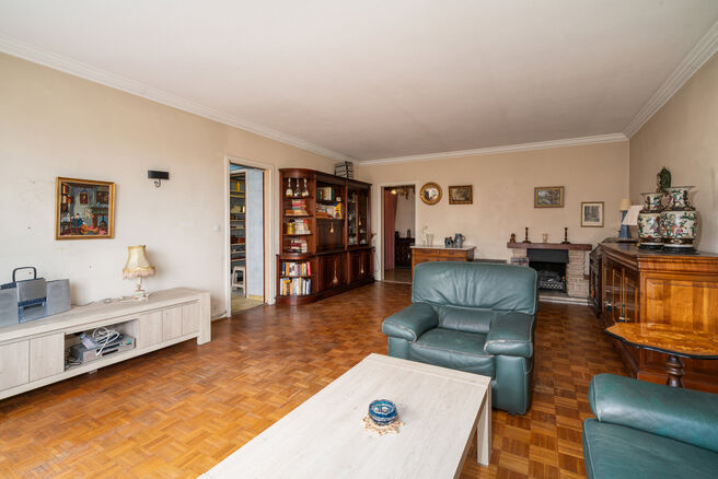 This bright one-bedroom apartment is ideally located on the 6th floor of a well-maintained residential building.
The property features two terraces, an underground parking space (mandatory purchase at &euro;15,000), and a private cellar storage unit.

The he