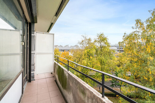 This bright one-bedroom apartment is ideally located on the 6th floor of a well-maintained residential building.
The property features two terraces, an underground parking space (mandatory purchase at &euro;15,000), and a private cellar storage unit.

The he