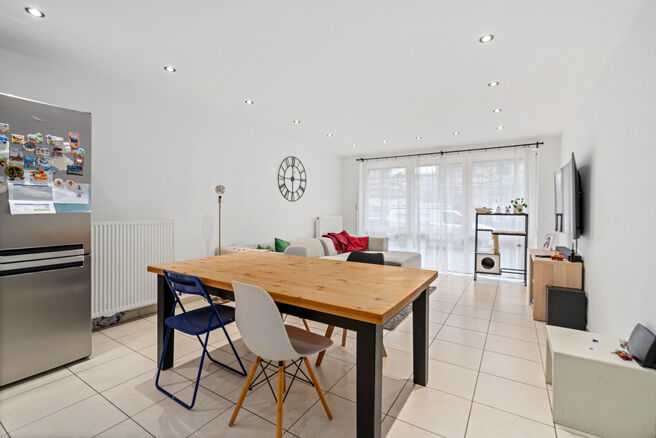 This move-in ready apartment with 2 bedrooms and 1 bathroom is located in a quiet residential area, with a strategic location close to public transport and within short distance of Elisabeth Park.

Upon entering the apartment, you step into a bright livin