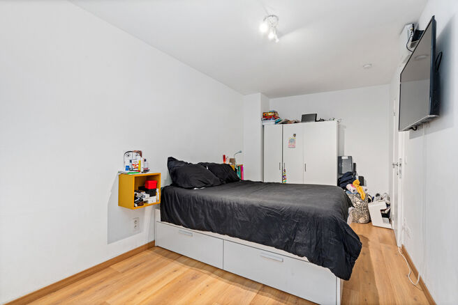 This move-in ready apartment with 2 bedrooms and 1 bathroom is located in a quiet residential area, with a strategic location close to public transport and within short distance of Elisabeth Park.

Upon entering the apartment, you step into a bright livin