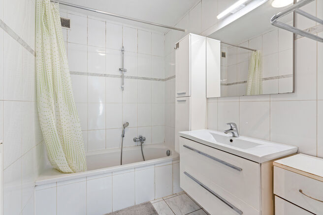 This move-in ready apartment with 2 bedrooms and 1 bathroom is located in a quiet residential area, with a strategic location close to public transport and within short distance of Elisabeth Park.

Upon entering the apartment, you step into a bright livin