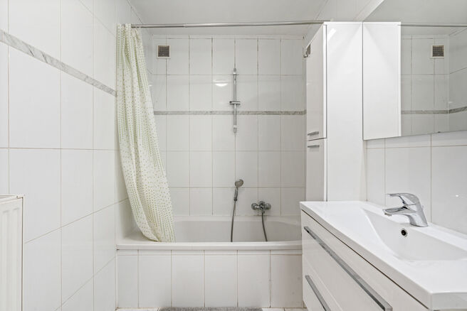 This move-in ready apartment with 2 bedrooms and 1 bathroom is located in a quiet residential area, with a strategic location close to public transport and within short distance of Elisabeth Park.

Upon entering the apartment, you step into a bright livin