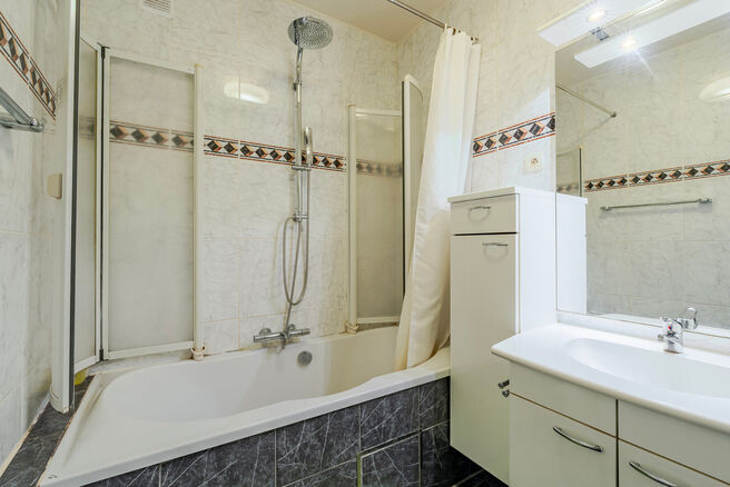 This bright 3-bedroom apartment, with cellar and a beautiful covered terrace overlooking the Brussels skyline, is located on the third floor of a well-maintained building, close to the historic Basilica of Koekelberg and Elisabeth Park.

LAYOUT:
The centr
