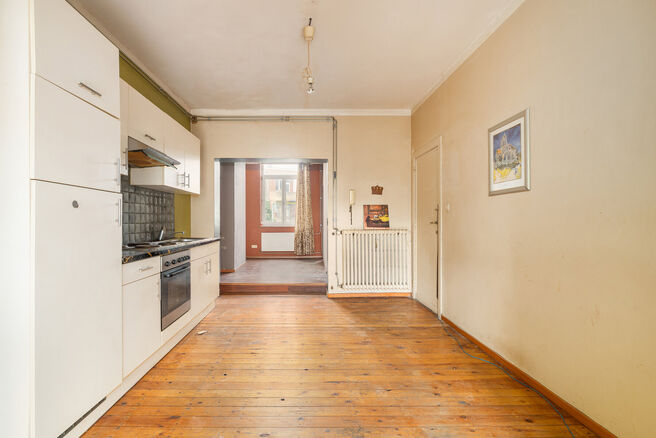 This apartment is ideally located on the 2nd floor of a small-scale building, just a stone&rsquo;s throw from the Basilica of Koekelberg and Elisabeth Park.
From a technical perspective, the apartment is in good condition: it features an individual gas boiler