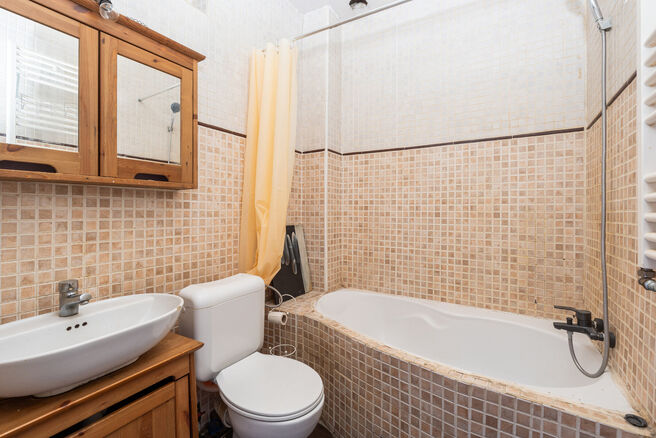 This apartment is ideally located on the 2nd floor of a small-scale building, just a stone&rsquo;s throw from the Basilica of Koekelberg and Elisabeth Park.
From a technical perspective, the apartment is in good condition: it features an individual gas boiler