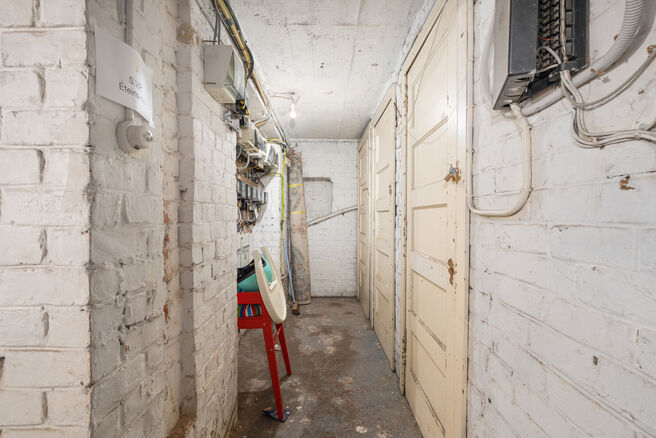 This apartment is ideally located on the 2nd floor of a small-scale building, just a stone&rsquo;s throw from the Basilica of Koekelberg and Elisabeth Park.
From a technical perspective, the apartment is in good condition: it features an individual gas boiler