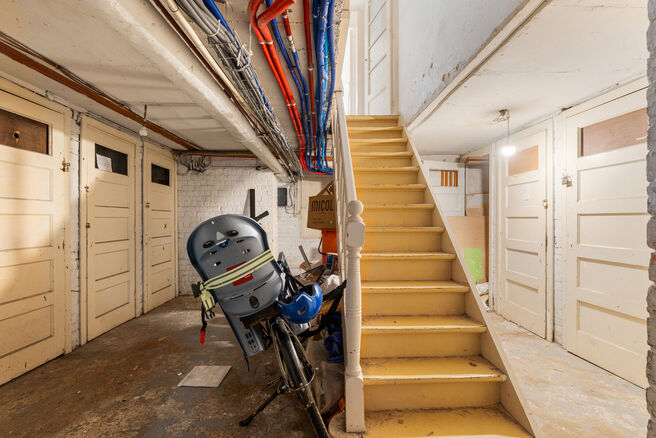 This apartment is ideally located on the 2nd floor of a small-scale building, just a stone&rsquo;s throw from the Basilica of Koekelberg and Elisabeth Park.
From a technical perspective, the apartment is in good condition: it features an individual gas boiler