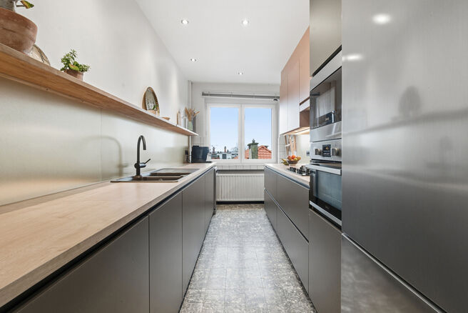 This bright, move-in-ready corner apartment with 2 bedrooms and 1 bathroom is located on the 3rd floor of a small-scale co-ownership building.
It enjoys a prime location near the Park of Laeken, in a sought-after residential area with easy access to both 