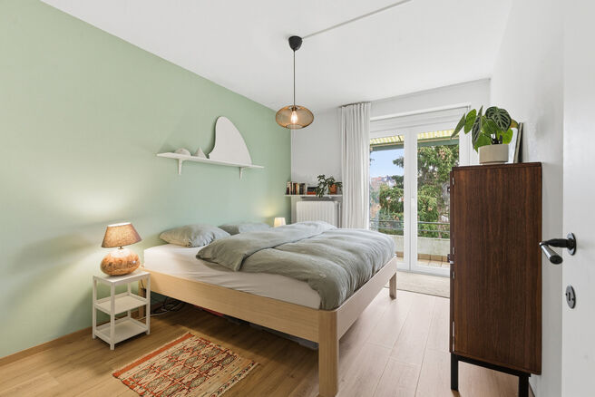 This bright, move-in-ready corner apartment with 2 bedrooms and 1 bathroom is located on the 3rd floor of a small-scale co-ownership building.
It enjoys a prime location near the Park of Laeken, in a sought-after residential area with easy access to both 