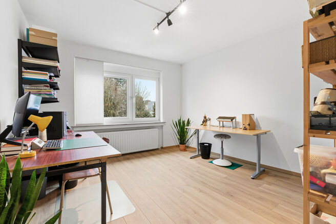 This bright, move-in-ready corner apartment with 2 bedrooms and 1 bathroom is located on the 3rd floor of a small-scale co-ownership building.
It enjoys a prime location near the Park of Laeken, in a sought-after residential area with easy access to both 