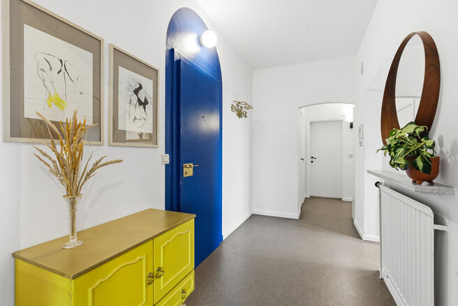 This bright, move-in-ready corner apartment with 2 bedrooms and 1 bathroom is located on the 3rd floor of a small-scale co-ownership building.
It enjoys a prime location near the Park of Laeken, in a sought-after residential area with easy access to both 