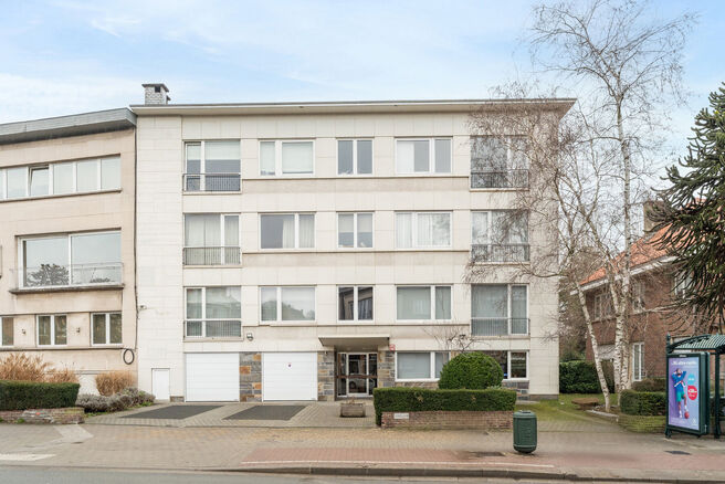 This bright, move-in-ready corner apartment with 2 bedrooms and 1 bathroom is located on the 3rd floor of a small-scale co-ownership building.
It enjoys a prime location near the Park of Laeken, in a sought-after residential area with easy access to both 