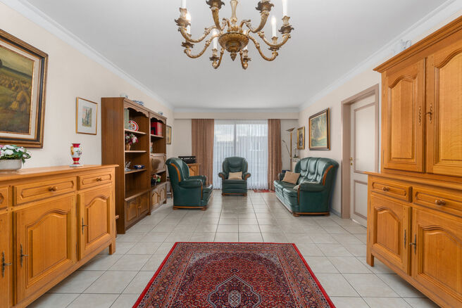 This two-bedroom apartment is located on the second floor of a well-maintained, high-quality building, surrounded by greenery and tranquillity. Despite its peaceful setting, shops, public transport and other amenities are within walking distance.

The apa