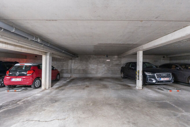 This two-bedroom apartment is located on the second floor of a well-maintained, high-quality building, surrounded by greenery and tranquillity. Despite its peaceful setting, shops, public transport and other amenities are within walking distance.

The apa