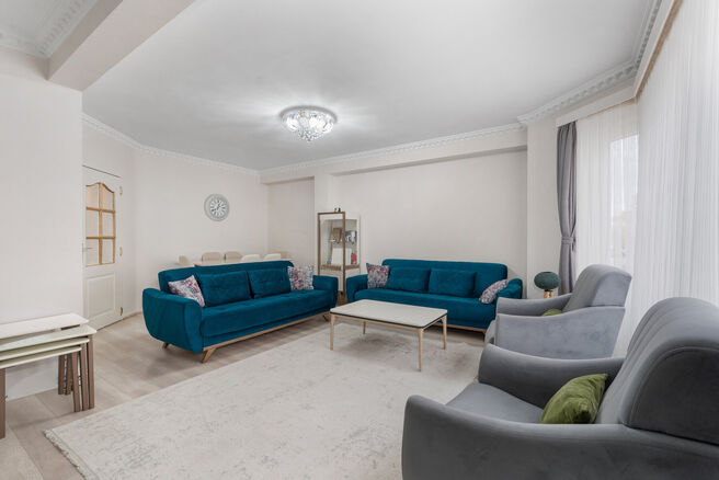 This fully move-in-ready and tastefully renovated two-bedroom apartment is located on the second floor of a well-maintained building, in an exceptionally convenient location within walking distance of Tour & Taxis and the vibrant Canal district.
The neigh