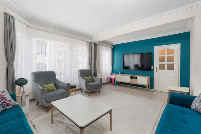 This fully move-in-ready and tastefully renovated two-bedroom apartment is located on the second floor of a well-maintained building, in an exceptionally convenient location within walking distance of Tour & Taxis and the vibrant Canal district.
The neigh