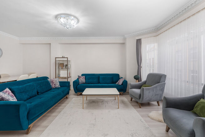 This fully move-in-ready and tastefully renovated two-bedroom apartment is located on the second floor of a well-maintained building, in an exceptionally convenient location within walking distance of Tour & Taxis and the vibrant Canal district.
The neigh