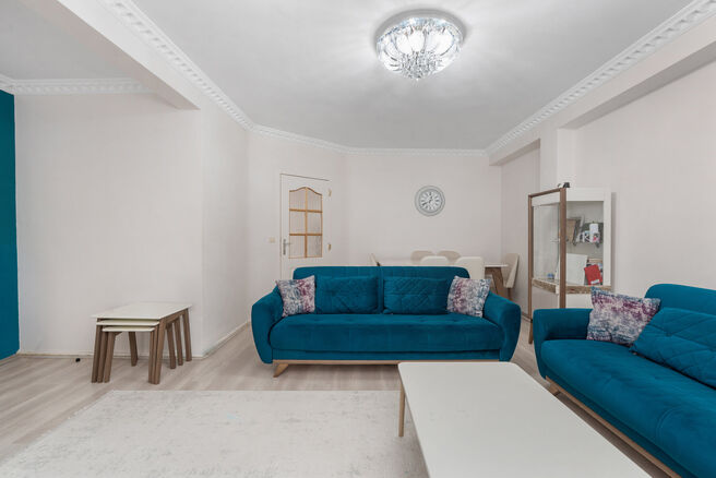 This fully move-in-ready and tastefully renovated two-bedroom apartment is located on the second floor of a well-maintained building, in an exceptionally convenient location within walking distance of Tour & Taxis and the vibrant Canal district.
The neigh