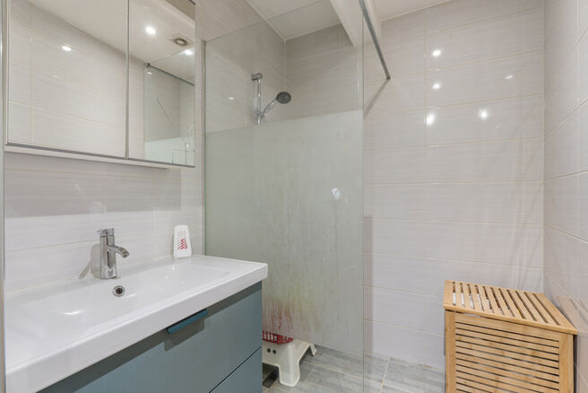 This fully move-in-ready and tastefully renovated two-bedroom apartment is located on the second floor of a well-maintained building, in an exceptionally convenient location within walking distance of Tour & Taxis and the vibrant Canal district.
The neigh