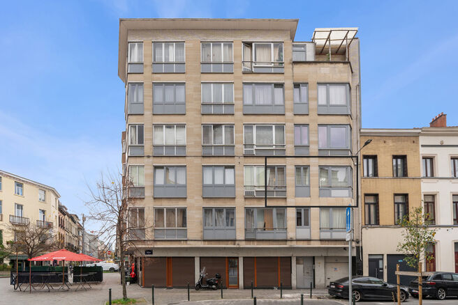 This fully move-in-ready and tastefully renovated two-bedroom apartment is located on the second floor of a well-maintained building, in an exceptionally convenient location within walking distance of Tour & Taxis and the vibrant Canal district.
The neigh