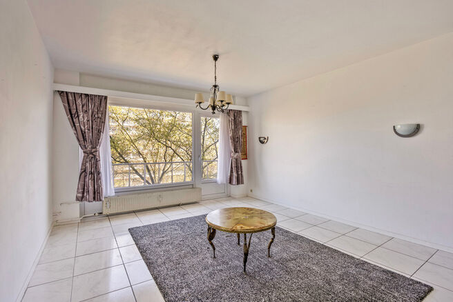 This two-bedroom apartment with a spacious west-facing terrace of 18 m² is located in a prime spot in the Roodebeek area, close to Roodebeek train and metro station and behind the renowned Woluwe Shopping Center. The building is set in a green and quiet 