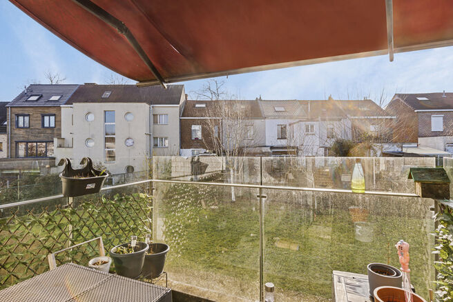This well-located corner apartment with two bedrooms, two bathrooms, and two south-facing terraces is situated in a green and quiet area, at the rear of a well-managed residence, set back from the street. Its corner location ensures an abundance of natura