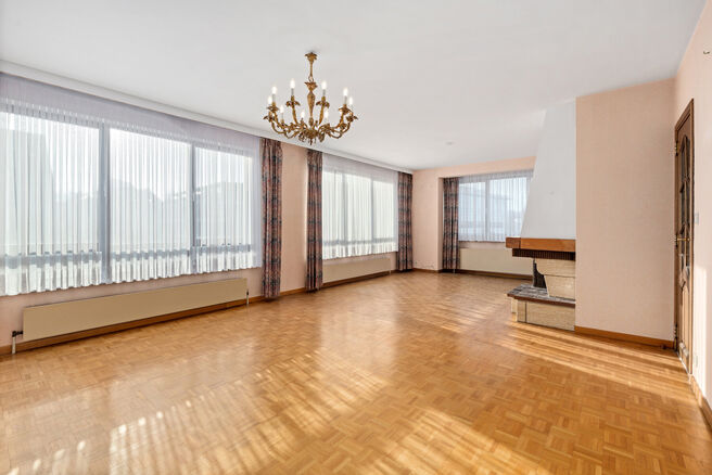 This bright corner apartment with 3 bedrooms and 2 bathrooms, garage and cellar is located in a small-scale co-ownership consisting of only 4 apartments.
Thanks to its excellent location, the property enjoys easy access to Brussels and the Brussels Ring R