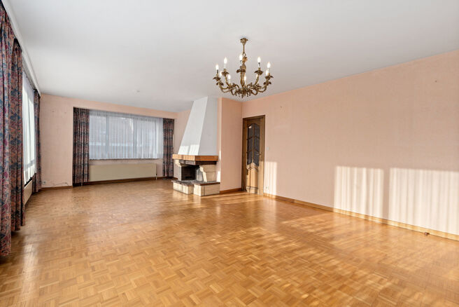 This bright corner apartment with 3 bedrooms and 2 bathrooms, garage and cellar is located in a small-scale co-ownership consisting of only 4 apartments.
Thanks to its excellent location, the property enjoys easy access to Brussels and the Brussels Ring R