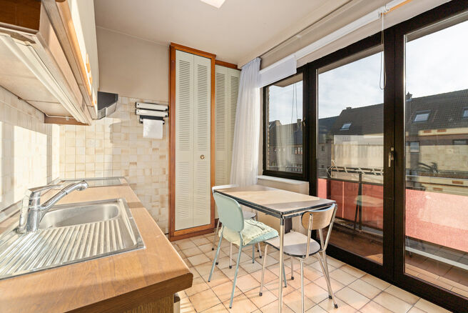 This bright corner apartment with 3 bedrooms and 2 bathrooms, garage and cellar is located in a small-scale co-ownership consisting of only 4 apartments.
Thanks to its excellent location, the property enjoys easy access to Brussels and the Brussels Ring R
