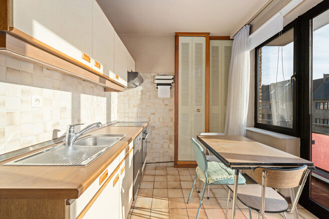 This bright corner apartment with 3 bedrooms and 2 bathrooms, garage and cellar is located in a small-scale co-ownership consisting of only 4 apartments.
Thanks to its excellent location, the property enjoys easy access to Brussels and the Brussels Ring R