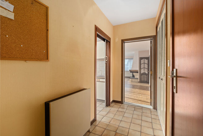 This bright corner apartment with 3 bedrooms and 2 bathrooms, garage and cellar is located in a small-scale co-ownership consisting of only 4 apartments.
Thanks to its excellent location, the property enjoys easy access to Brussels and the Brussels Ring R