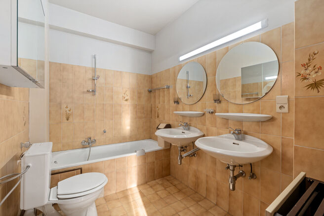 This bright corner apartment with 3 bedrooms and 2 bathrooms, garage and cellar is located in a small-scale co-ownership consisting of only 4 apartments.
Thanks to its excellent location, the property enjoys easy access to Brussels and the Brussels Ring R