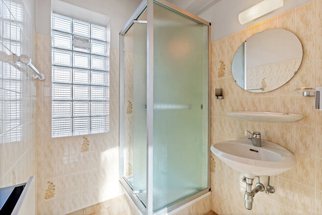 This bright corner apartment with 3 bedrooms and 2 bathrooms, garage and cellar is located in a small-scale co-ownership consisting of only 4 apartments.
Thanks to its excellent location, the property enjoys easy access to Brussels and the Brussels Ring R