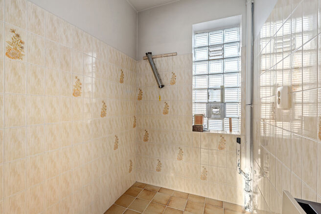 This bright corner apartment with 3 bedrooms and 2 bathrooms, garage and cellar is located in a small-scale co-ownership consisting of only 4 apartments.
Thanks to its excellent location, the property enjoys easy access to Brussels and the Brussels Ring R