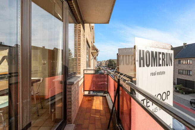 This bright corner apartment with 3 bedrooms and 2 bathrooms, garage and cellar is located in a small-scale co-ownership consisting of only 4 apartments.
Thanks to its excellent location, the property enjoys easy access to Brussels and the Brussels Ring R