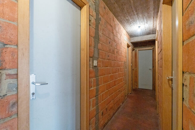 This bright corner apartment with 3 bedrooms and 2 bathrooms, garage and cellar is located in a small-scale co-ownership consisting of only 4 apartments.
Thanks to its excellent location, the property enjoys easy access to Brussels and the Brussels Ring R