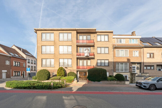 This bright corner apartment with 3 bedrooms and 2 bathrooms, garage and cellar is located in a small-scale co-ownership consisting of only 4 apartments.
Thanks to its excellent location, the property enjoys easy access to Brussels and the Brussels Ring R