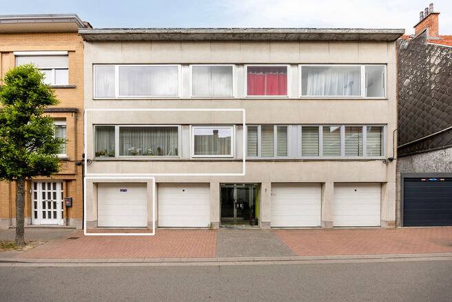 This two-bedroom apartment with garage and garden is located on the first floor of a small-scale co-ownership (6 apartments) in the center of Zaventem.

LAYOUT:
Upon entering the apartment, you are welcomed into the entrance hall, which leads to the spaci