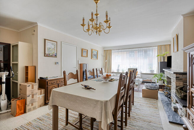 This two-bedroom apartment with garage and garden is located on the first floor of a small-scale co-ownership (6 apartments) in the center of Zaventem.

LAYOUT:
Upon entering the apartment, you are welcomed into the entrance hall, which leads to the spaci