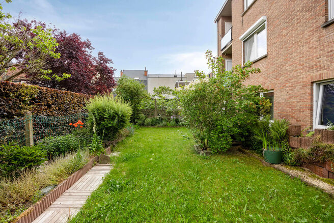 This two-bedroom apartment with garage and garden is located on the first floor of a small-scale co-ownership (6 apartments) in the center of Zaventem.

LAYOUT:
Upon entering the apartment, you are welcomed into the entrance hall, which leads to the spaci