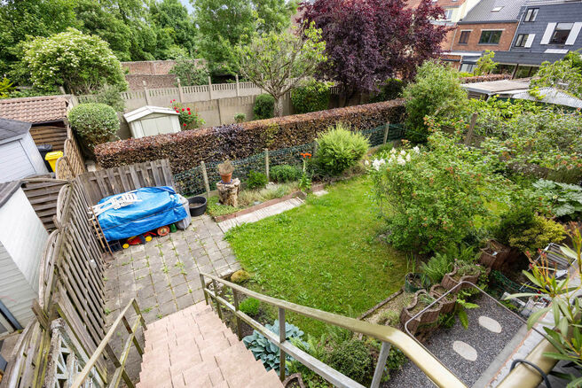 This two-bedroom apartment with garage and garden is located on the first floor of a small-scale co-ownership (6 apartments) in the center of Zaventem.

LAYOUT:
Upon entering the apartment, you are welcomed into the entrance hall, which leads to the spaci