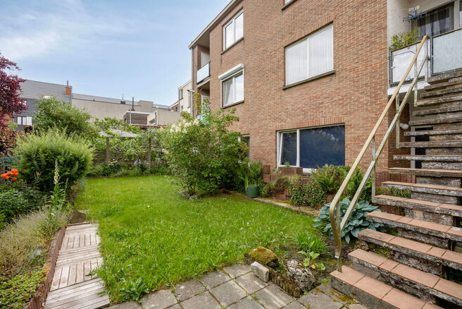 This two-bedroom apartment with garage and garden is located on the first floor of a small-scale co-ownership (6 apartments) in the center of Zaventem.

LAYOUT:
Upon entering the apartment, you are welcomed into the entrance hall, which leads to the spaci
