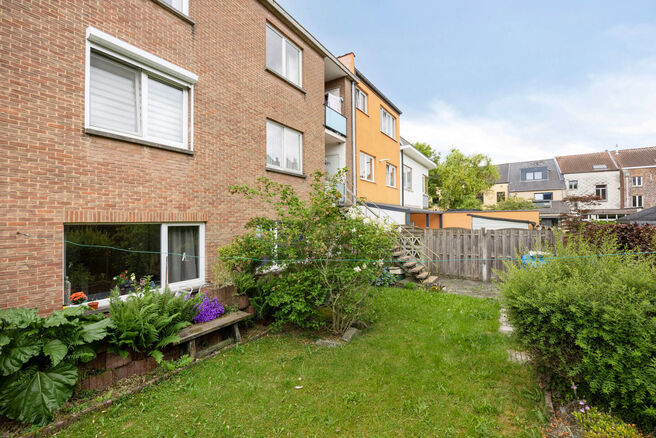This two-bedroom apartment with garage and garden is located on the first floor of a small-scale co-ownership (6 apartments) in the center of Zaventem.

LAYOUT:
Upon entering the apartment, you are welcomed into the entrance hall, which leads to the spaci